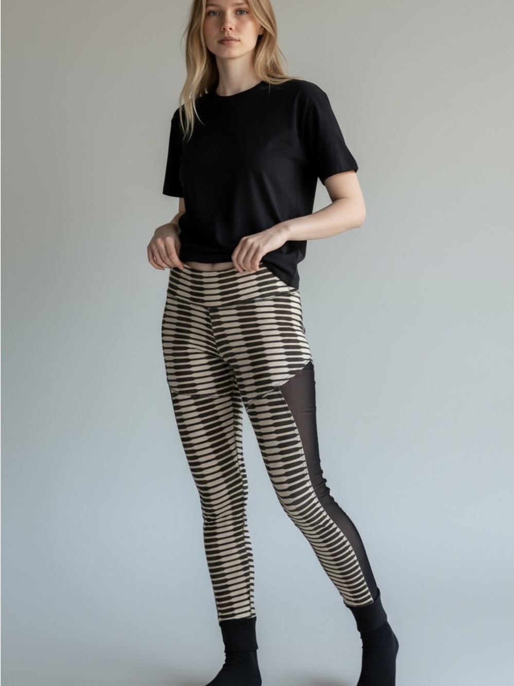 Striped Black High-Rise Leggings with Side Mesh Panels Size S4